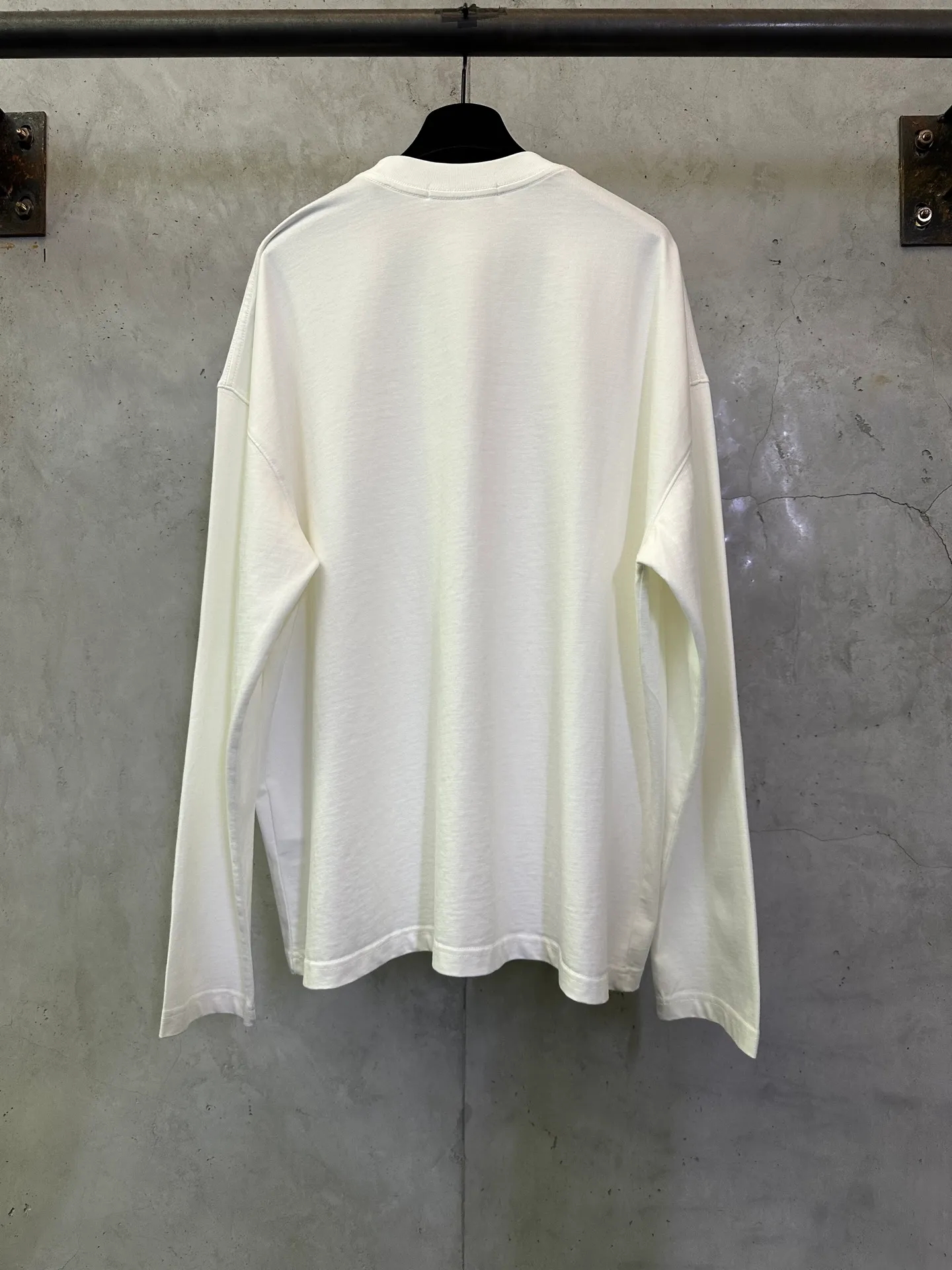 175 Acne studio 26ss New Year of the Horse limited-edition furry lettering long-sleeved T-shirt Fabric: High-definition super heavyweight cotton double yarn compact Xinjiang cotton Gram weight gram Paired with 2*2 Salona rib The cloth surface is clean and the cloth pattern is clear. The hand feels tight and stiff. High color fastness. Does not change shape. No Color Change. Customized hardware. Thread. Accessories. Alignment. Same Style for men and women. [The lettering fur is the same as the original version. It will fall off to some extent.] Color: Black White Size: XS S M L XL